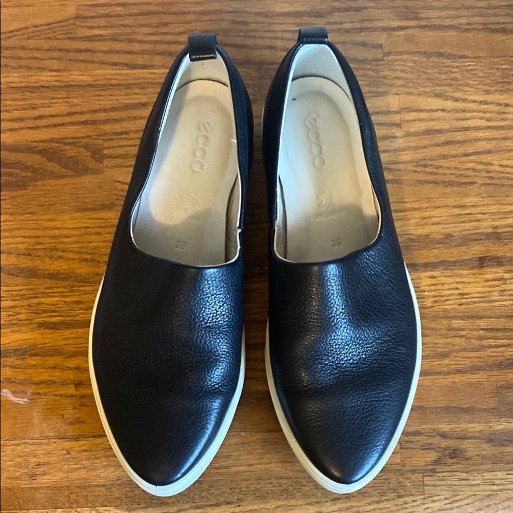Ecco Black Leather Flats Minimalist Design